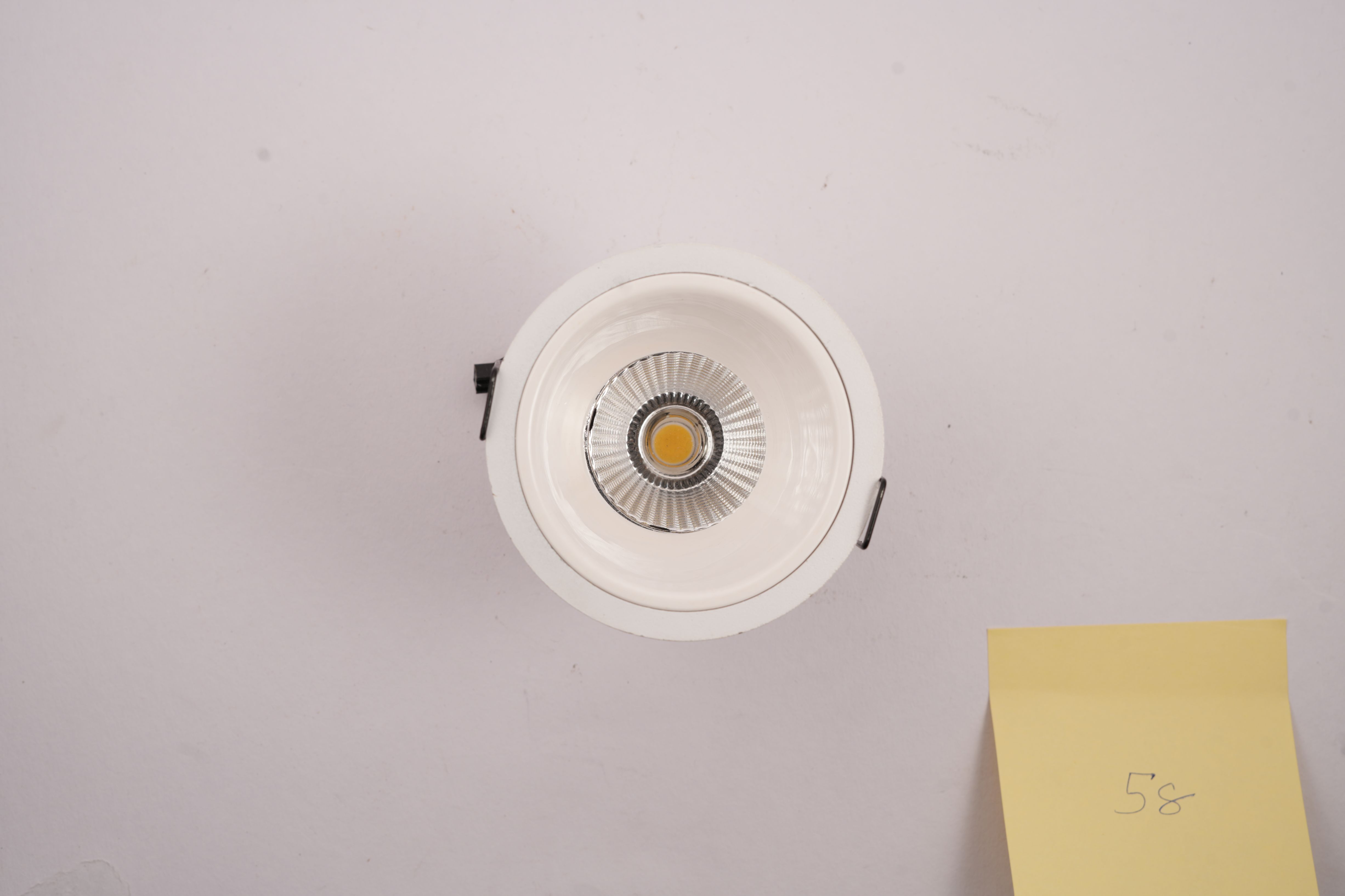 15 watt delta white body silver  reflector  cob fix type  black and white body available also 6500 k 3000 k and 4000k colour available 