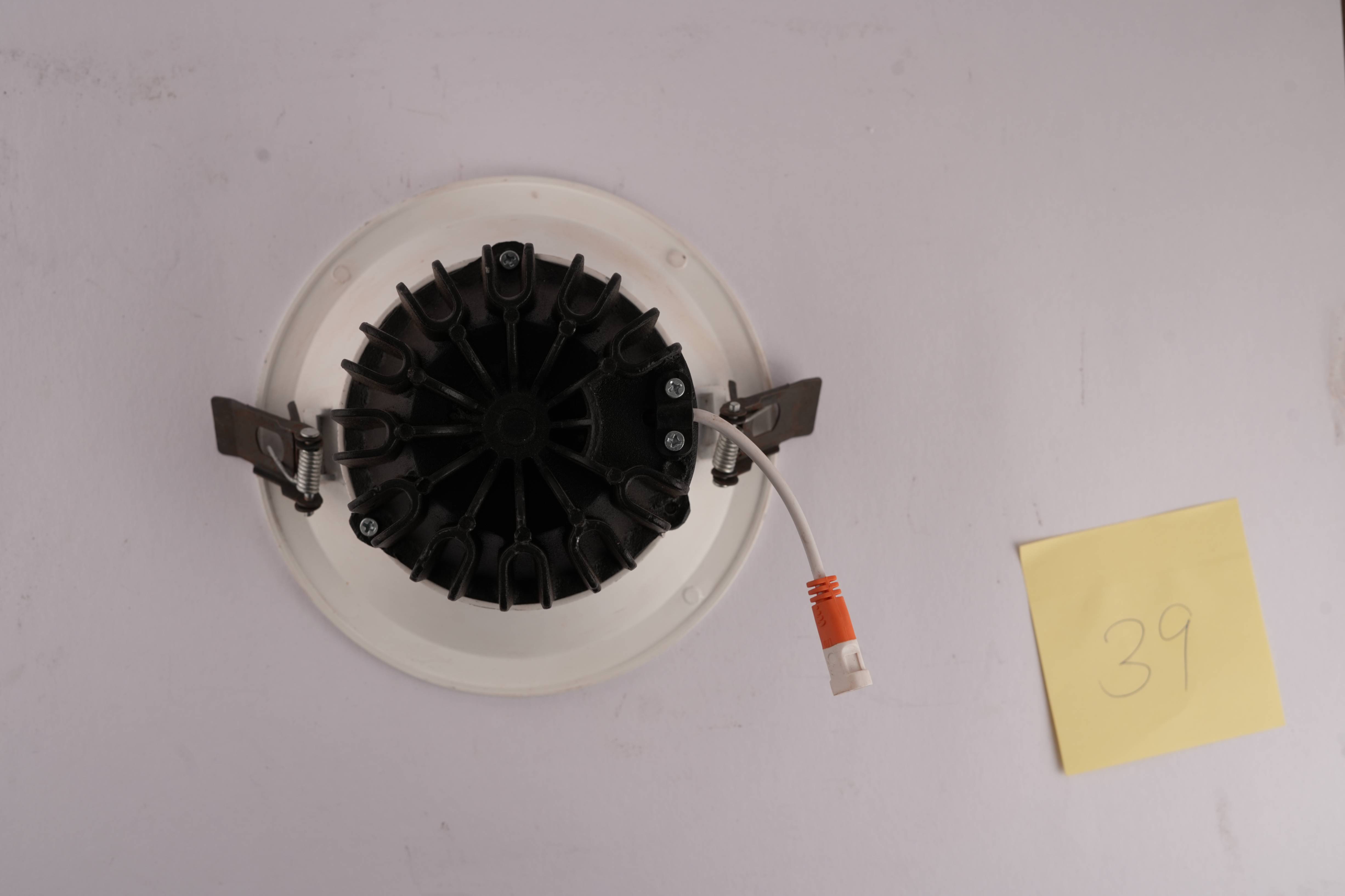 16 watt cob (spot light )fix type  black and white body available also 6500 k 3000 k and 4000k colour available 