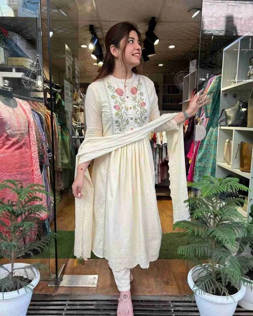 Chikan Kari kurti pent dupatta set