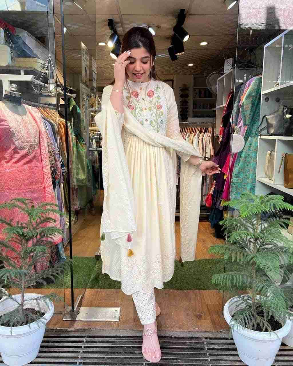 Chikan Kari kurti pent dupatta set